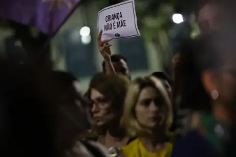 Fernando Frazão/Agência Brasil Rio de Janeiro (RJ) 13/06/2024 – Manifestação de protesto contra o PL 1904/24, que equipara aborto a homicídio, com pena de até 20 anos, reúne mulheres na Cinelândia. Foto: Fernando Frazão/Agência Brasil