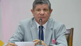 Foto com imagem do deputado Ivory de Lira em uma audiência na Assembleia Legislativa do Tocantins.