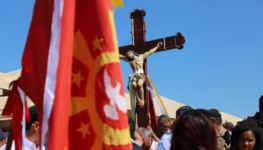Imagem de romeiros com a crucificação