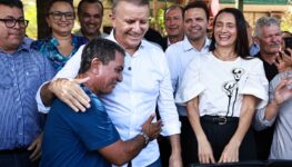Eduardo Siqueira Campos, ao lado da esposa Polyanna Siqueira Campos e apoiadores | Foto: Arquivo Pessoal