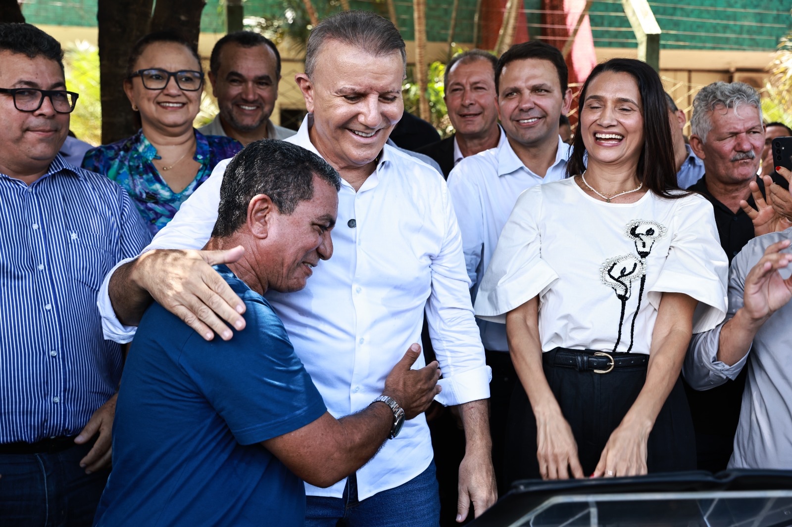 Eduardo Siqueira Campos, ao lado da esposa Polyanna Siqueira Campos e apoiadores | Foto: Arquivo Pessoal