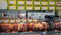 Carnes com seus preços em um açougue ilustrando a matéria