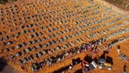 Cemitério-lotado-para-vítimas-da-Covid-1-e1615036002510-620x350
