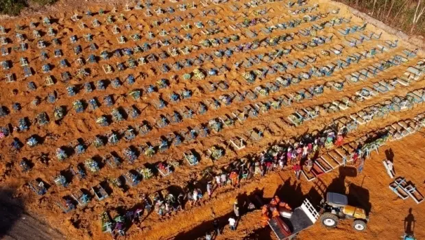 Cemitério-lotado-para-vítimas-da-Covid-1-e1615036002510-620x350