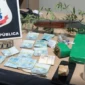 Drogas, uma espingarda e até um pé de maconha foram apreendidos