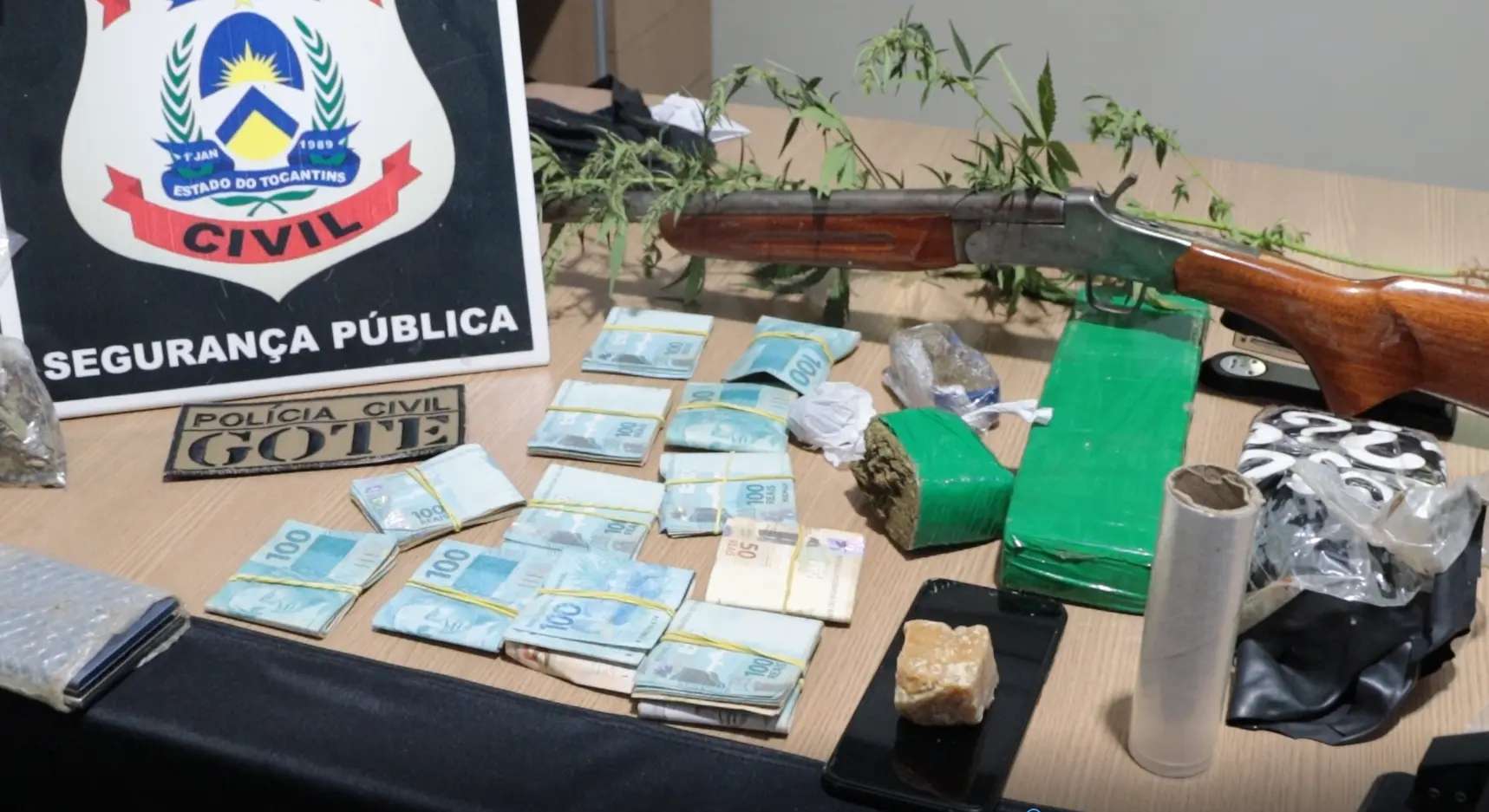 Drogas, uma espingarda e até um pé de maconha foram apreendidos