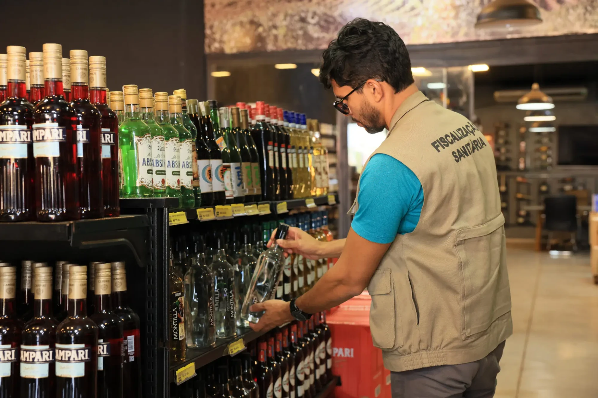 Fiscalização tem foco em bebidas destiladas, dado o contexto de alerta nacional em função de produtos adulterados – Foto Lia Mara