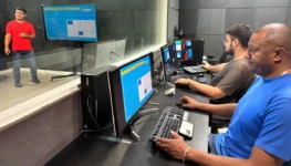Foto 1 - Professor Lucas Semani ministrando aula de Matemática no Centro de Mídias Educacionais