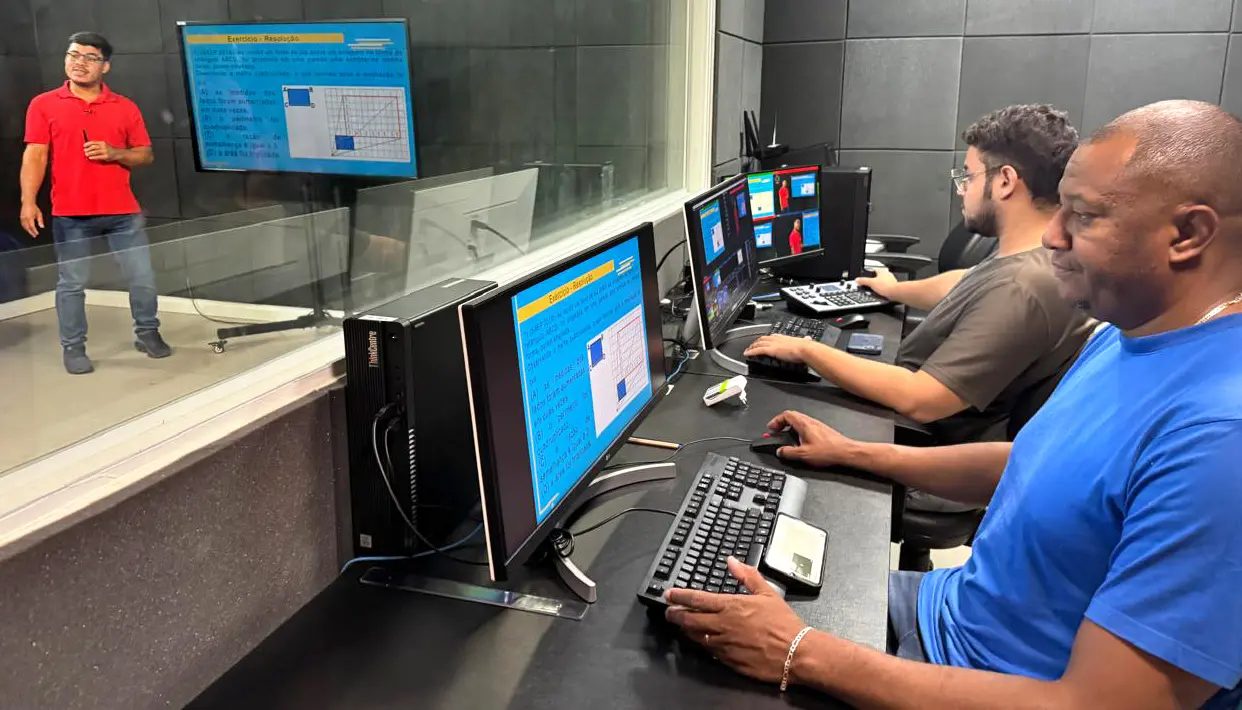 Foto 1 - Professor Lucas Semani ministrando aula de Matemática no Centro de Mídias Educacionais