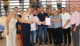 prefeito-ronivon-e-deputado-vicentinho-junior-assinam-ordem-de-servico-e-inicio-das-obras-de-reforma-do-teto-da-rodoviaria-20251117184915