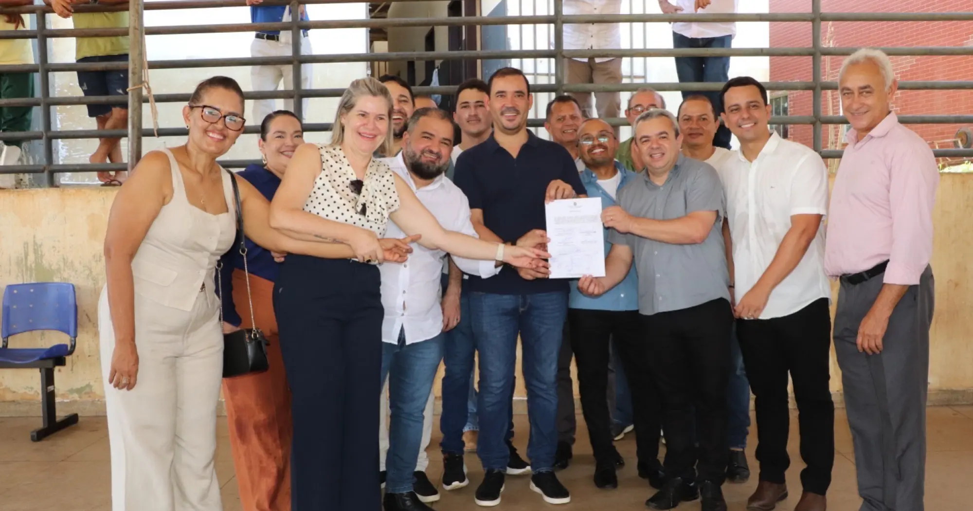 prefeito-ronivon-e-deputado-vicentinho-junior-assinam-ordem-de-servico-e-inicio-das-obras-de-reforma-do-teto-da-rodoviaria-20251117184915