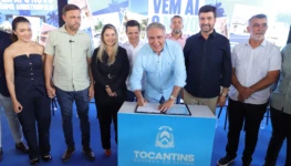 F7-Governador assinando - Foto Marcio Vieira - Governo do Tocantins