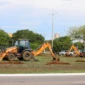 Máquinas trabalham na cova e preparo do solo para o plantio das árvores nativas na Av. Siqueira Campos – Foto Regiane Rocha