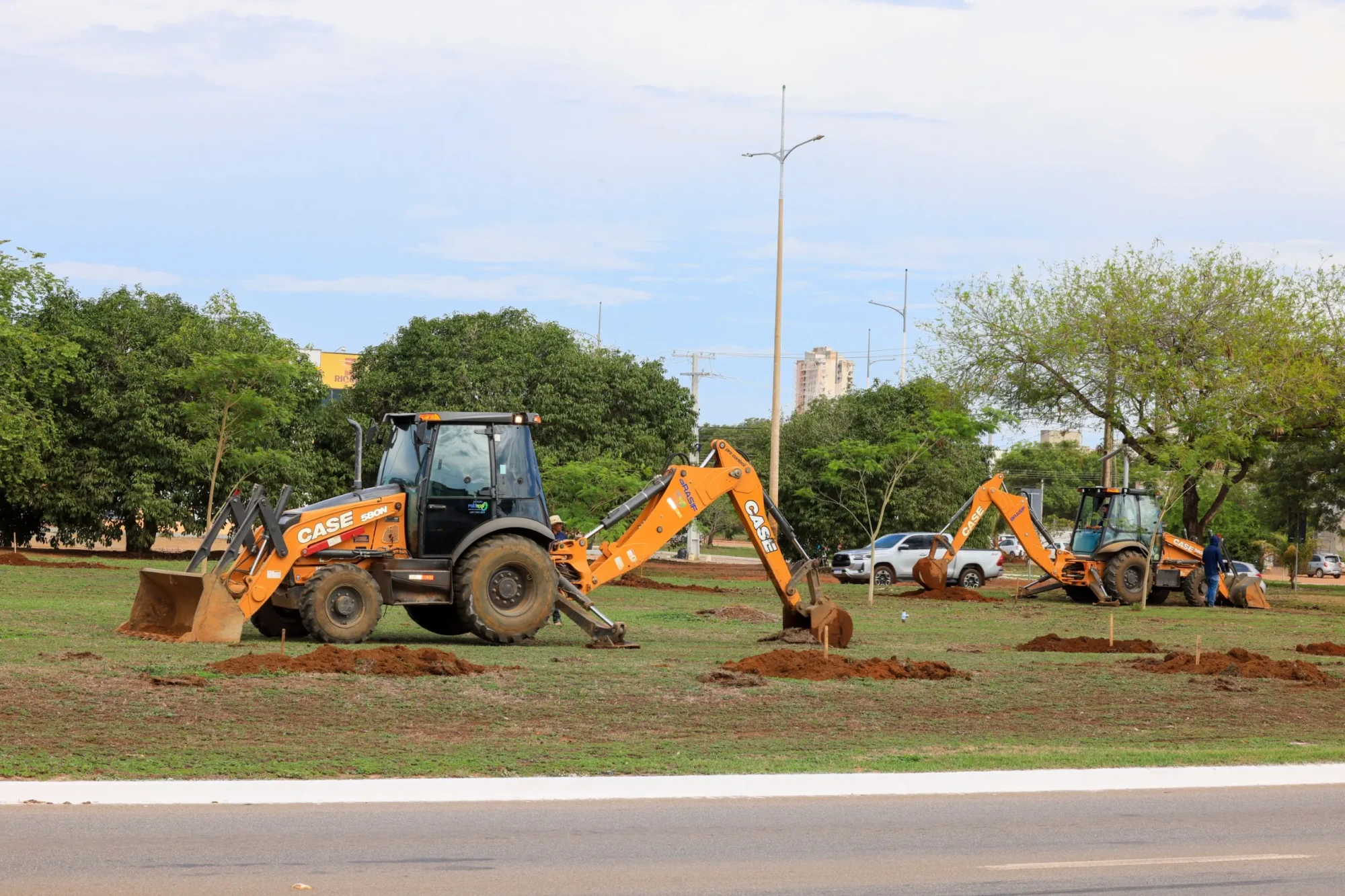 Máquinas trabalham na cova e preparo do solo para o plantio das árvores nativas na Av. Siqueira Campos – Foto Regiane Rocha