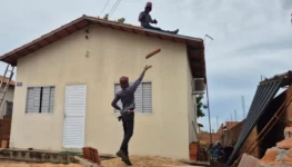 Até esta sexta-feira,16, mais de 160 lares no Jardim Taquari receberão da Prefeitura de Palmas nova estrutura de telhado