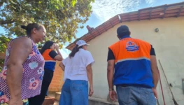 Secretária de Ação Social e da Mulher e equipe da Defesa Civil acompanham reparos na casa de uma moradora do Jardim Taquari – Foto Flora Pereira