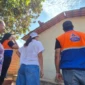 Secretária de Ação Social e da Mulher e equipe da Defesa Civil acompanham reparos na casa de uma moradora do Jardim Taquari – Foto Flora Pereira