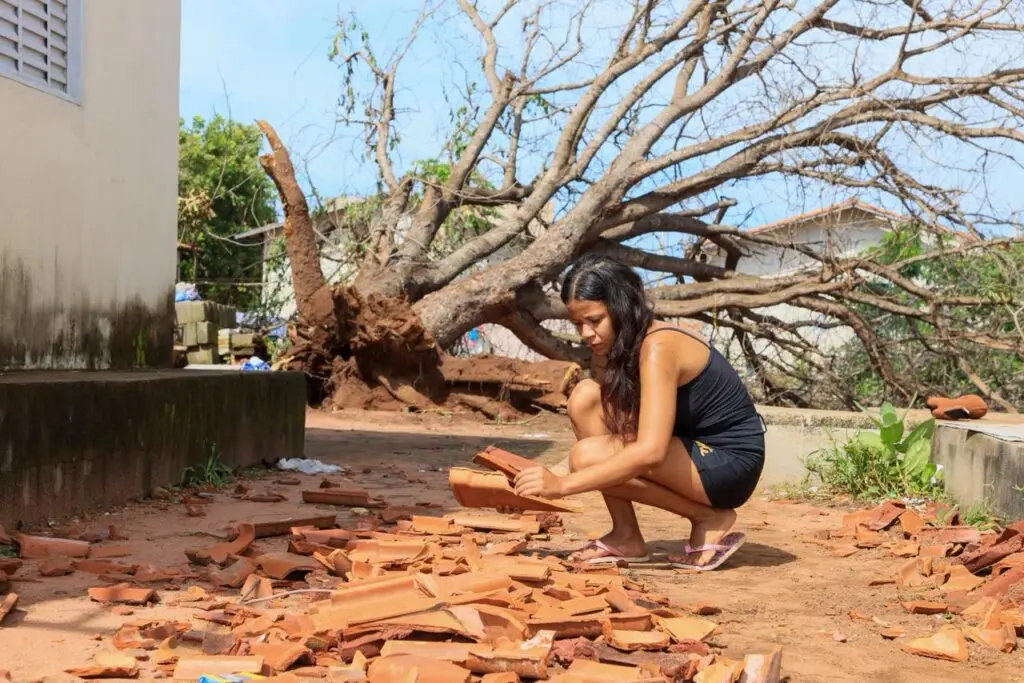 Wanubia Tiago viveu momentos de medo e tensão ao lado dos filhos durante forte vendaval que arrancou uma árvore do seu quintal - Foto - Regiane Rocha (1)
