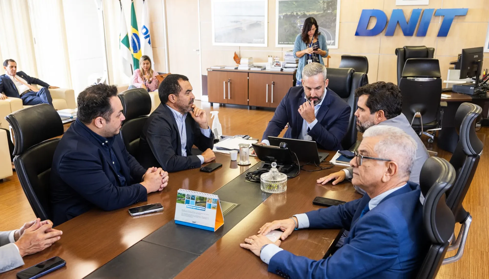 F2 - Governo do Tocantins e DNIT durante reunião em Brasília para alinhamento de investimentos federais em rodovias, travessias urbanas e infraestrutura viária no estado-FT VSR