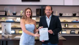 Roberto Pires (d) e Débora Tundela durante assinatura de termo de parceria para realização de debate com candidatos a governador do Tocantins (2)