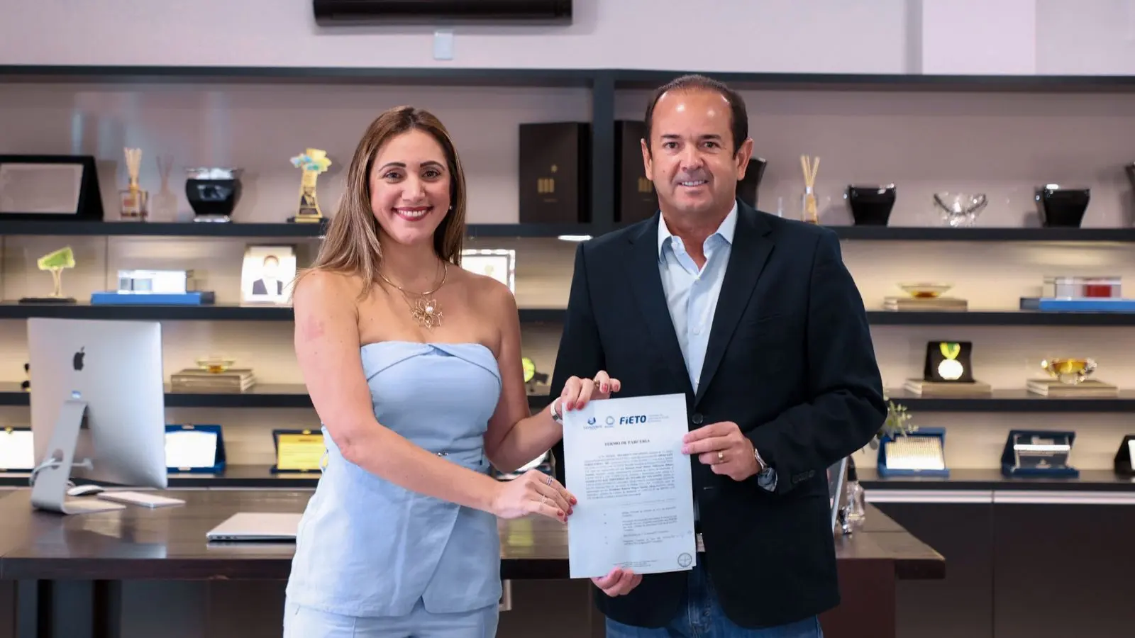 Roberto Pires (d) e Débora Tundela durante assinatura de termo de parceria para realização de debate com candidatos a governador do Tocantins (2)