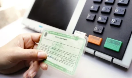 titulo-de-eleitor-e-urna-eletronica-simbolos-das-eleicoes-brasileiras-que-sao-parte-importante-da-historia-das-eleicoes-no-brasil