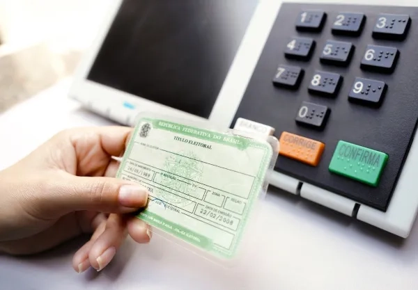 titulo-de-eleitor-e-urna-eletronica-simbolos-das-eleicoes-brasileiras-que-sao-parte-importante-da-historia-das-eleicoes-no-brasil