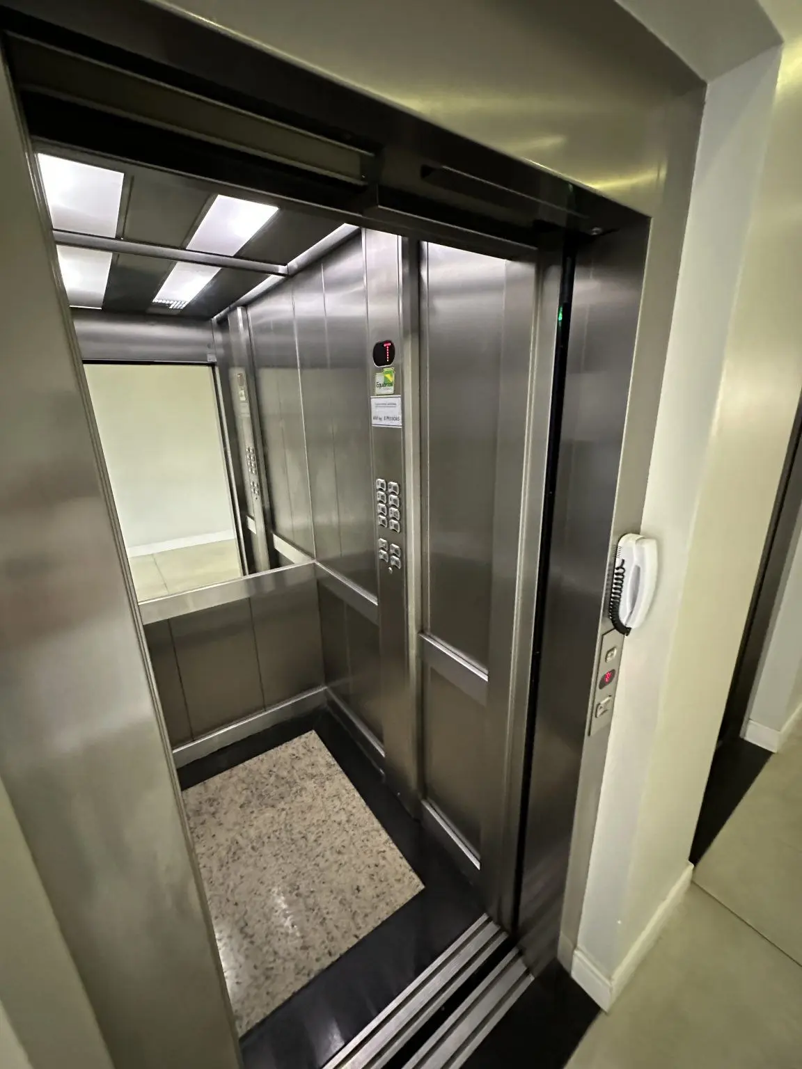 Prefeito de Palmas veta lei que proibia crianças de usar elevador sozinhas