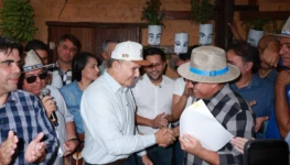 Prefeito é cumprimentado por vereador Marilon Barbosa, ao lado de autoridades municipais e representantes do setor agro - Foto Flavio Cavalera