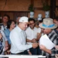 Prefeito é cumprimentado por vereador Marilon Barbosa, ao lado de autoridades municipais e representantes do setor agro - Foto Flavio Cavalera