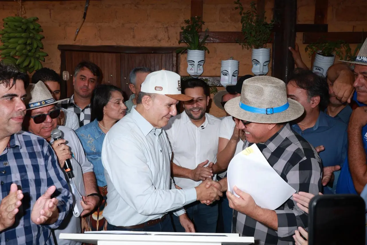 Prefeito é cumprimentado por vereador Marilon Barbosa, ao lado de autoridades municipais e representantes do setor agro - Foto Flavio Cavalera