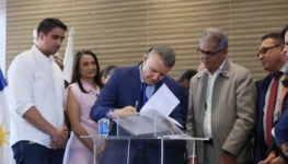 Assinatura de termo de compromisso com o governo do Estado para a entrega de 44 boxes metálicos destinados à Feira Encantos da Serra, localizada na Praça Joaquim Maracaípe