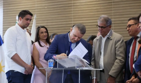 Assinatura de termo de compromisso com o governo do Estado para a entrega de 44 boxes metálicos destinados à Feira Encantos da Serra, localizada na Praça Joaquim Maracaípe