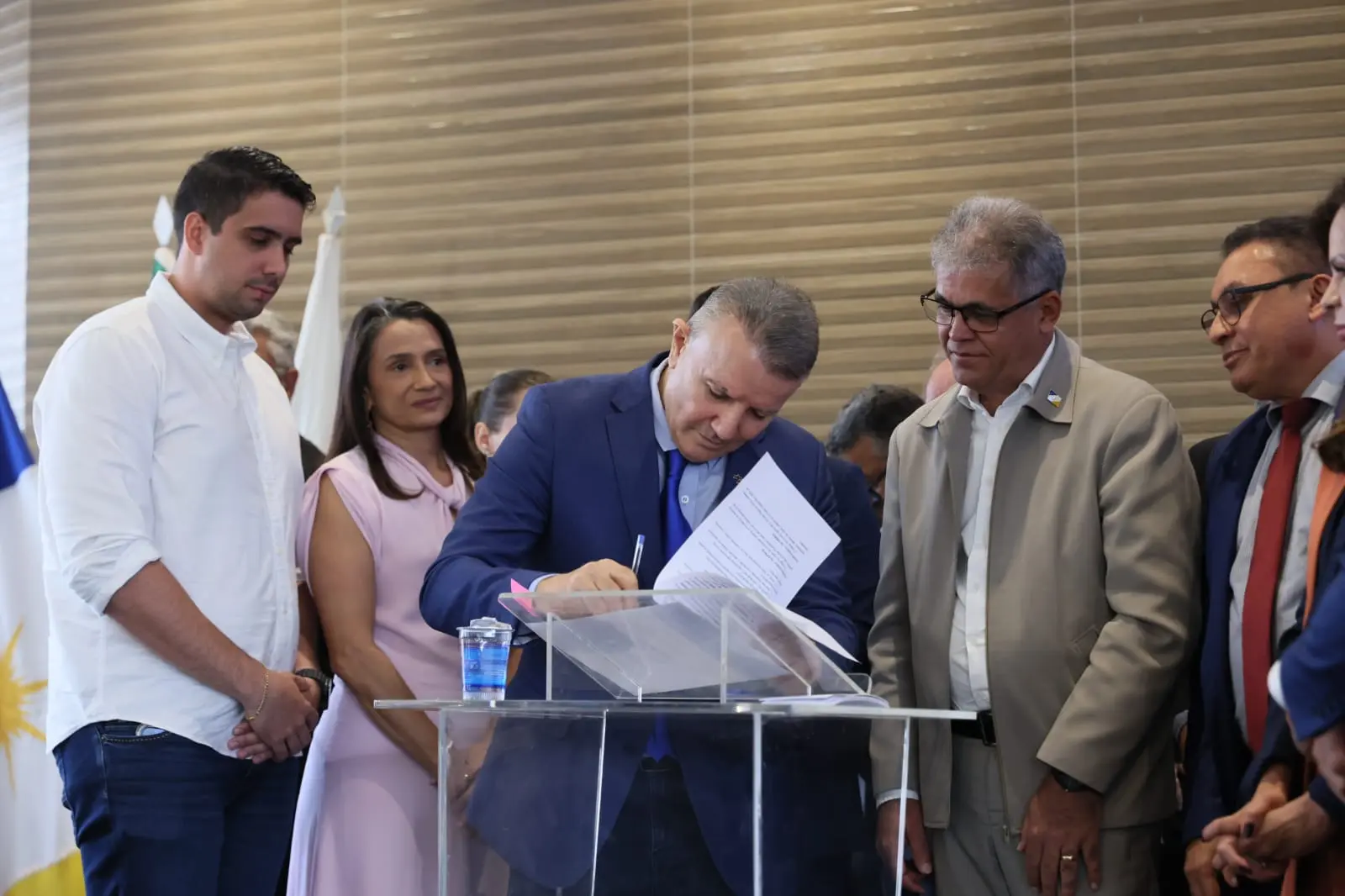 Assinatura de termo de compromisso com o governo do Estado para a entrega de 44 boxes metálicos destinados à Feira Encantos da Serra, localizada na Praça Joaquim Maracaípe