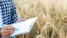 close-up-man-taking-notes-clipboard (1)