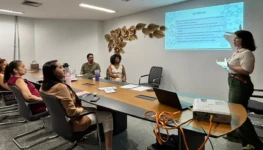 Equipe da Sedes durante orientações às famílias cadastradas no serviço