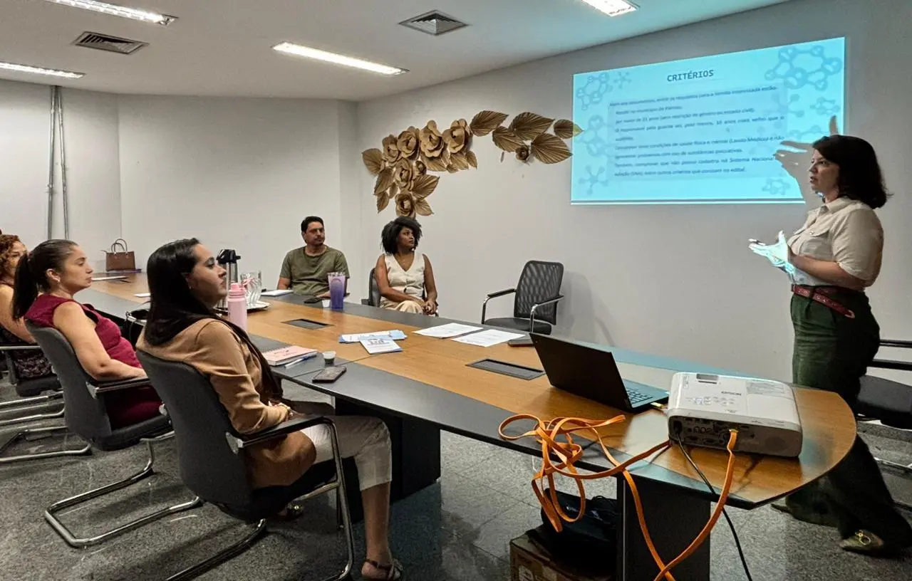 Equipe da Sedes durante orientações às famílias cadastradas no serviço