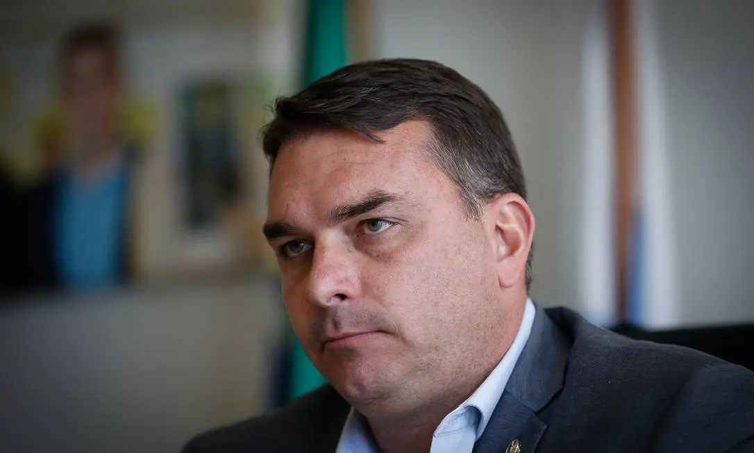 89047820_PA-Brasilia-BSB-04-08-2020-Entrevista-com-o-Senador-Flavio-Bolsonaro-em-seu-gabinete-Foto-P-1 (1)