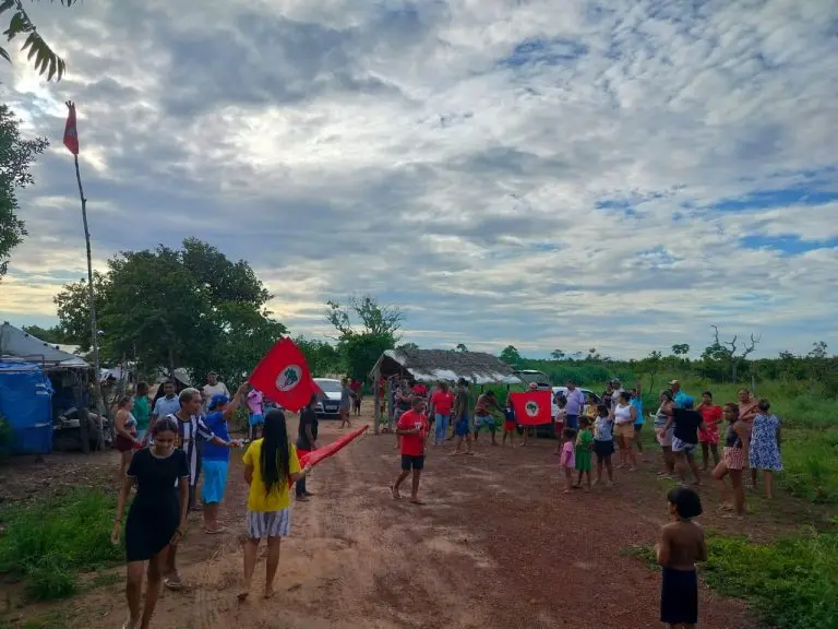 Foto-Comunicacao-do-MST-no-Tocantins-Familias-do-Acampamento-Beatriz-Bandeira-comemora-a-portaria-de-criacao-do-Assentamento-03-768x576 (1)