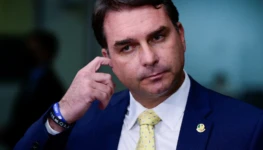 1787265146-flavio-bolsonaro-cocando-ouvido