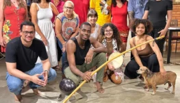 Foto 01 Vivência de Musicoterapia Ancestral, unindo musicalidade da capoeira e técnicas da musicoterapia, realizada durante o festival Elo-ha, pelos professores Caccau e Felix - 2