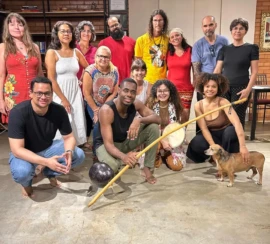 Foto 01 Vivência de Musicoterapia Ancestral, unindo musicalidade da capoeira e técnicas da musicoterapia, realizada durante o festival Elo-ha, pelos professores Caccau e Felix - 2