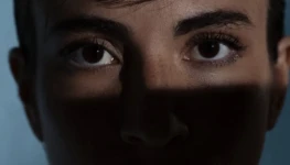 v900x600_woman-posing-shadow-front-view
