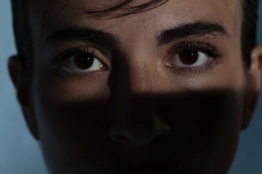 v900x600_woman-posing-shadow-front-view