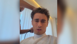 1788444757-nikolas-cortando-cabelo